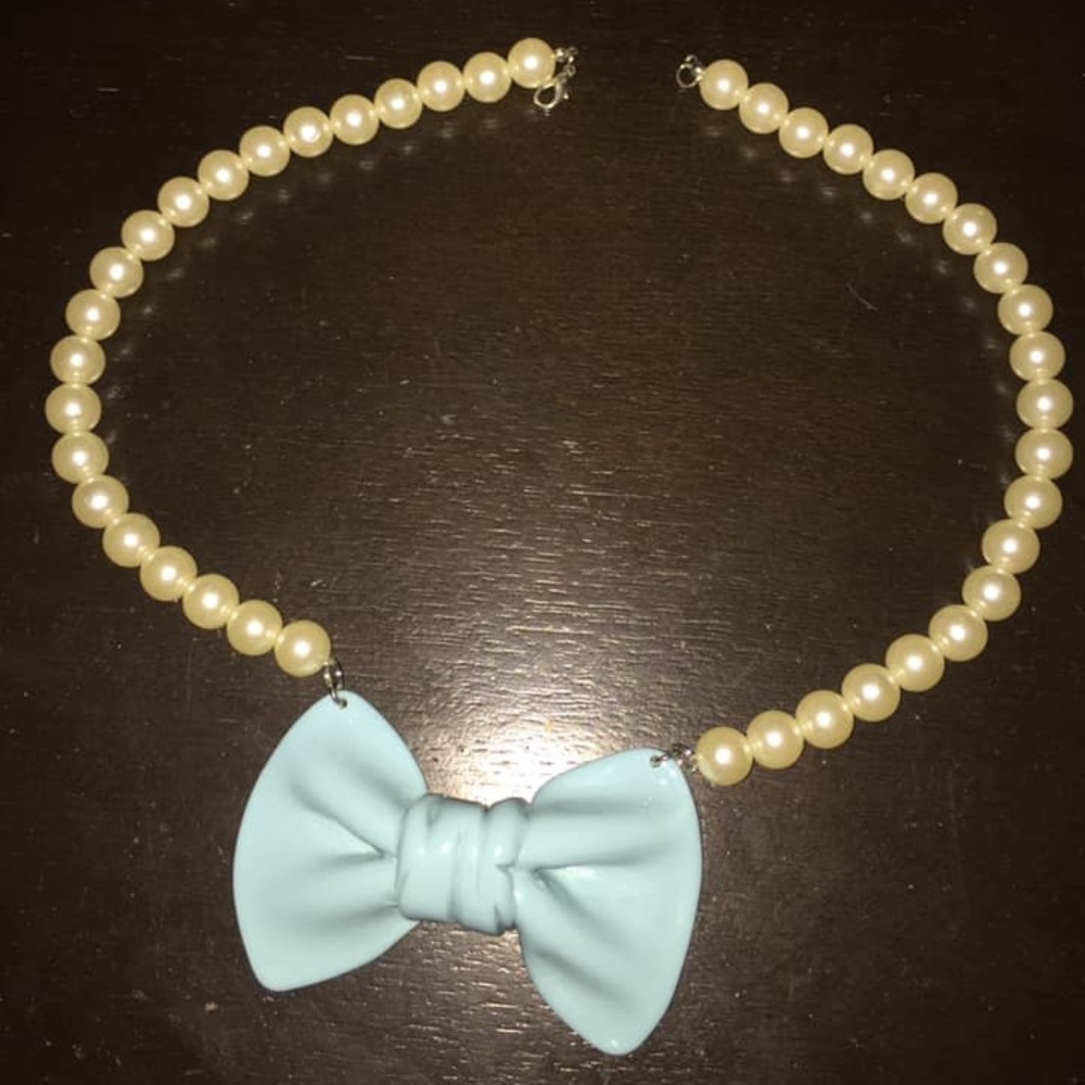 faux pearl and bow necklace